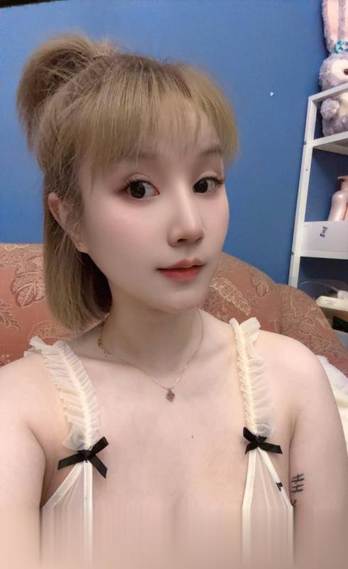 服务系肤白波软妹子