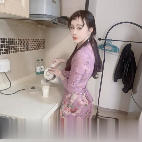 皮肤白皙翘臀姐姐