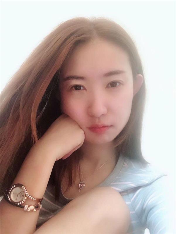 东郊可以抱起来艹的小美女