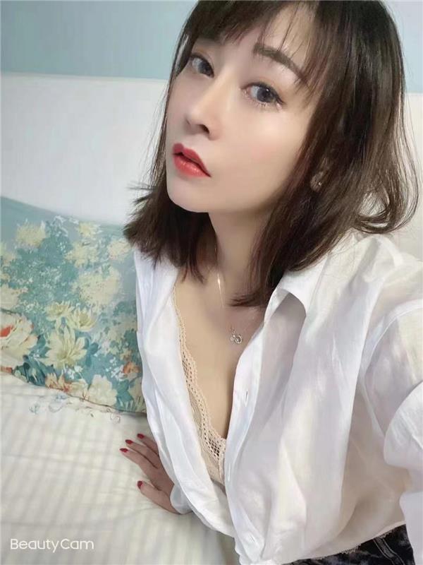 大胸美女珊珊白嫩活好