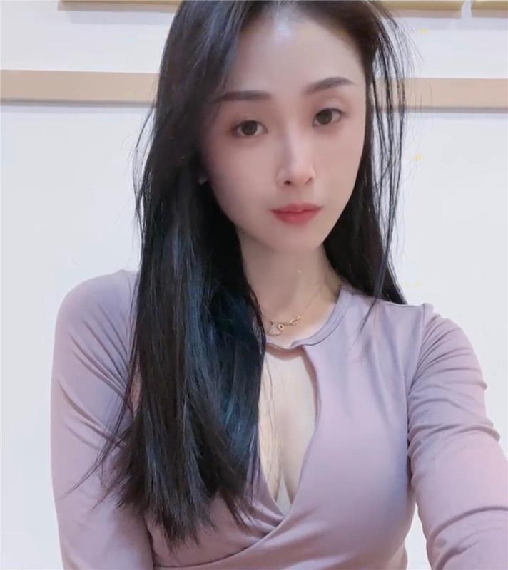 体验一位喜欢练瑜伽的小姐姐