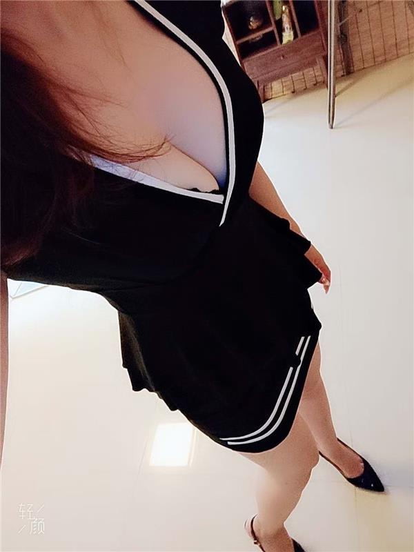 体育场大胸黑丝熟女