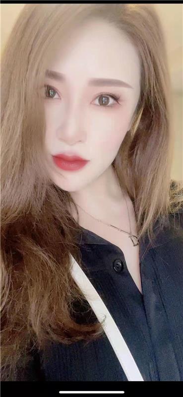 体育场大胸黑丝熟女