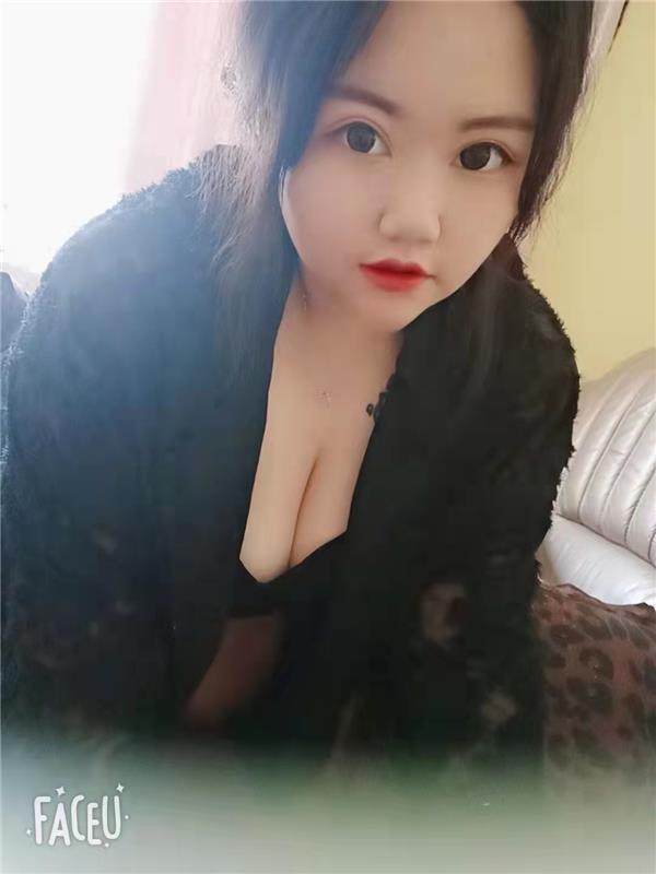 香坊万达的大胸美女