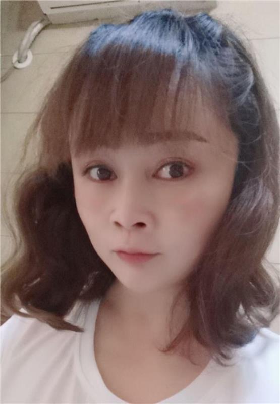 身材娇小的大胸妹