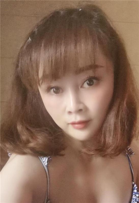 身材娇小的大胸妹