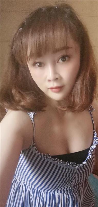 身材娇小的大胸少妇一枚