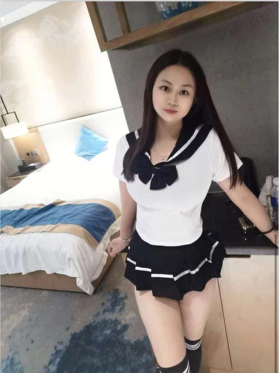 微胖黑丝小美女