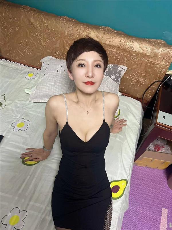 轻熟干练气质美女