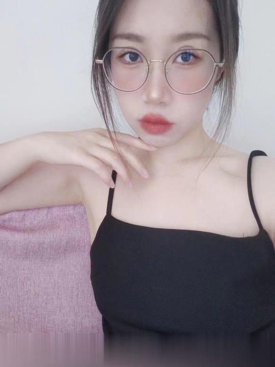 性感长腿眼镜妹子
