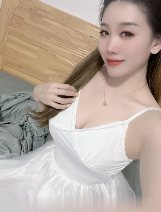 杨箕白裙小美妇