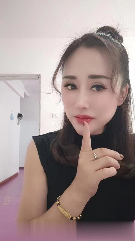 性感黑丝红唇熟女