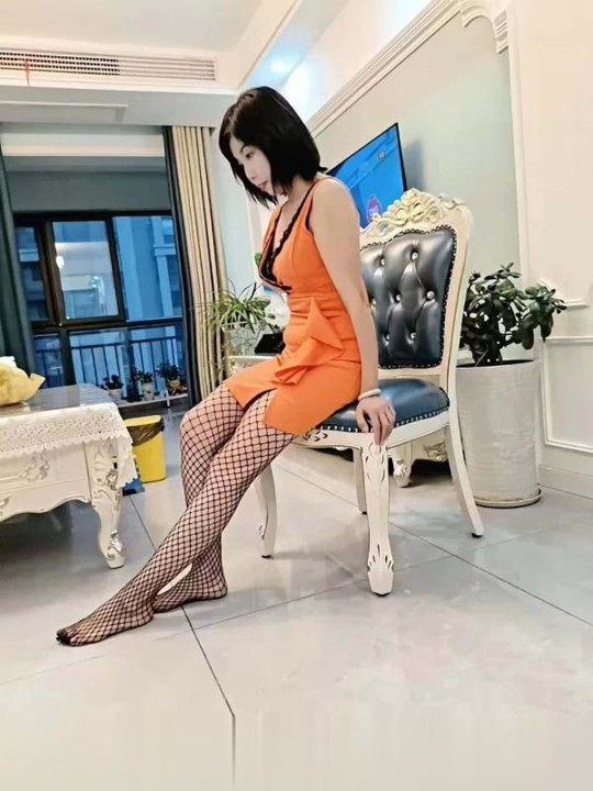 包臀裙吊带少妇