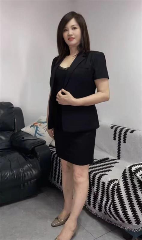 前凸后翘的熟女