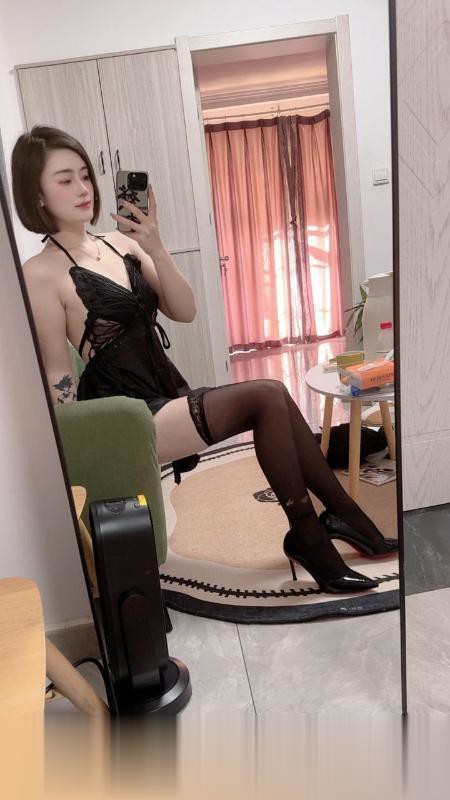 园区黑丝翘臀骚货