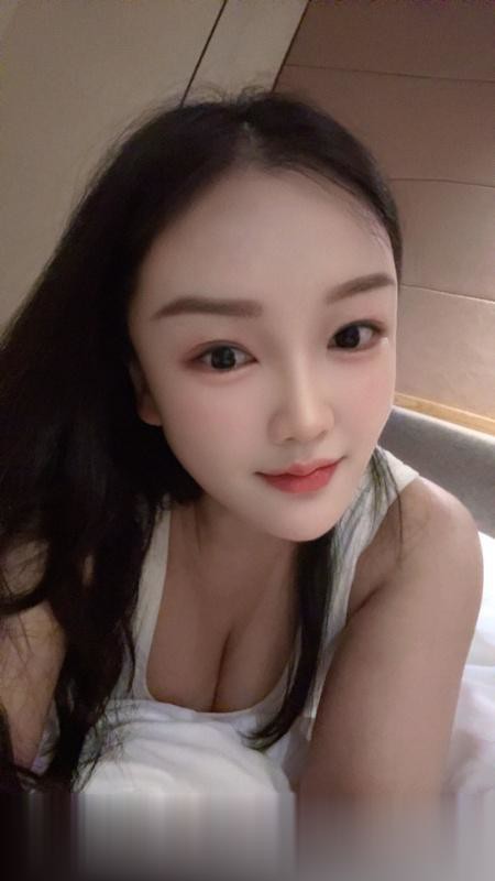 白云颜值女友依依