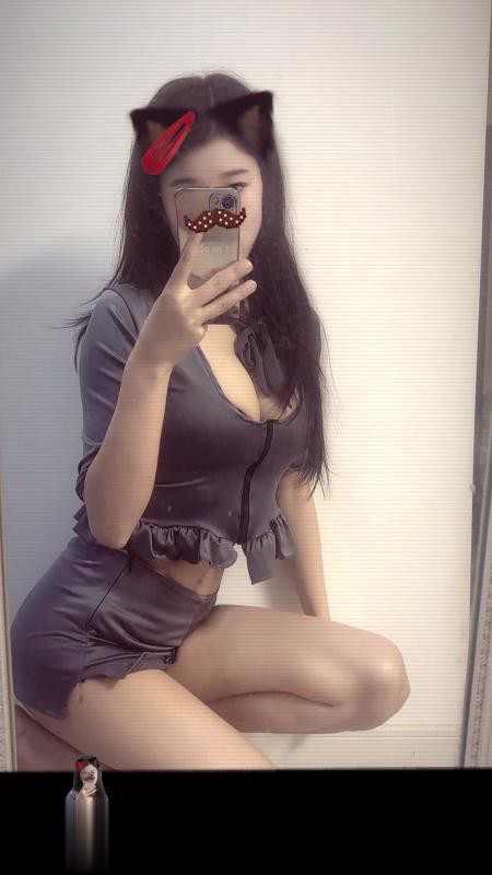 个人性感大长腿骚货