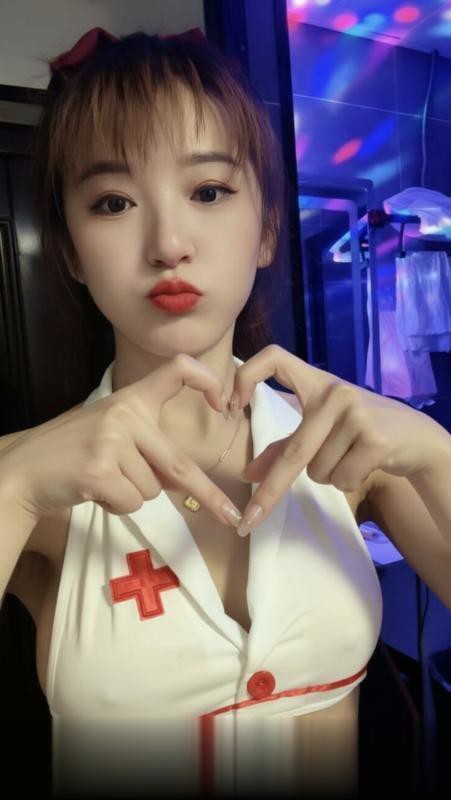 娇小型骚女小艾艾