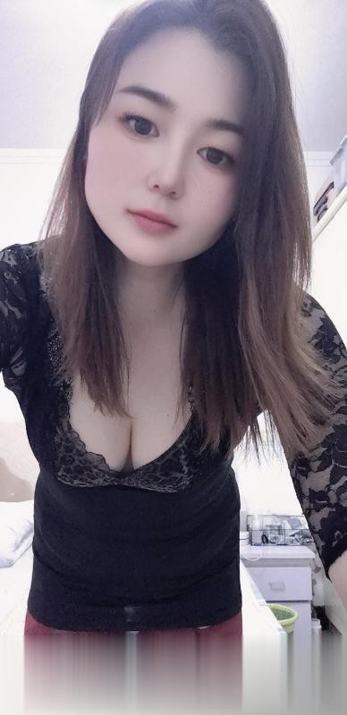 金水舌吻性感小少妇