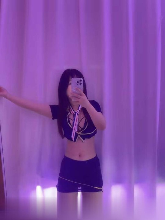 制服翘臀小艾米