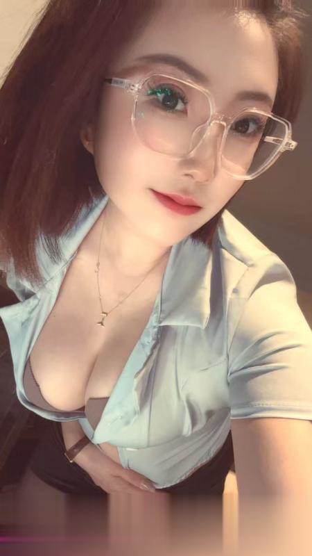青岛戴眼镜的小骚货