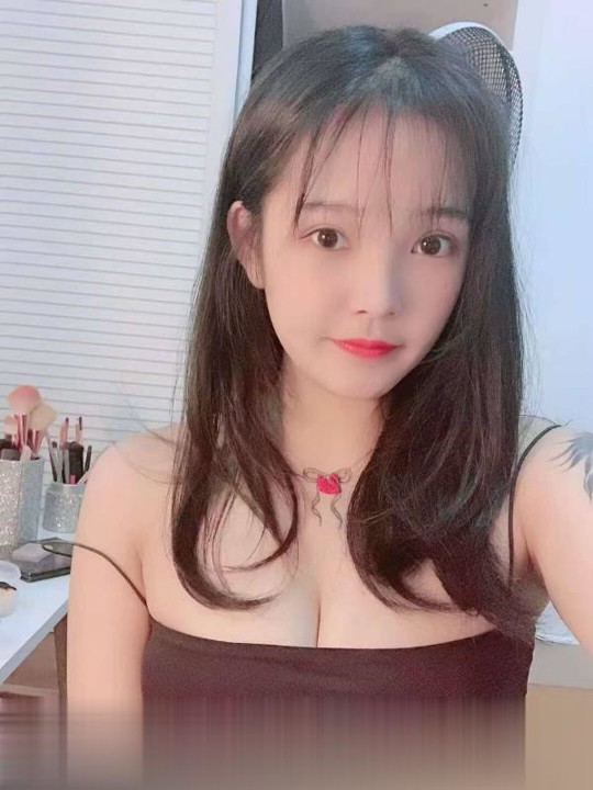 性感肤白小美