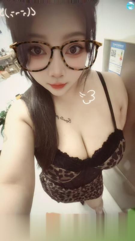 性感豹纹嫩妹