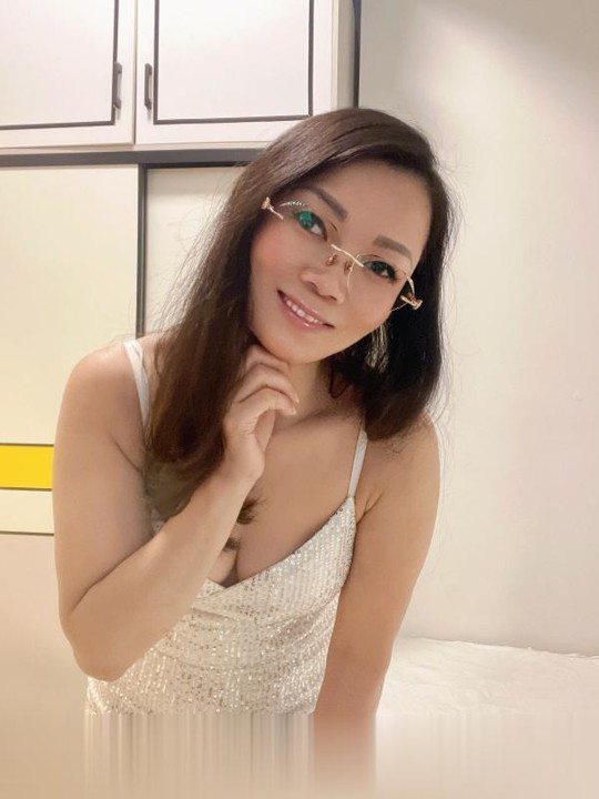 白云眼镜熟女