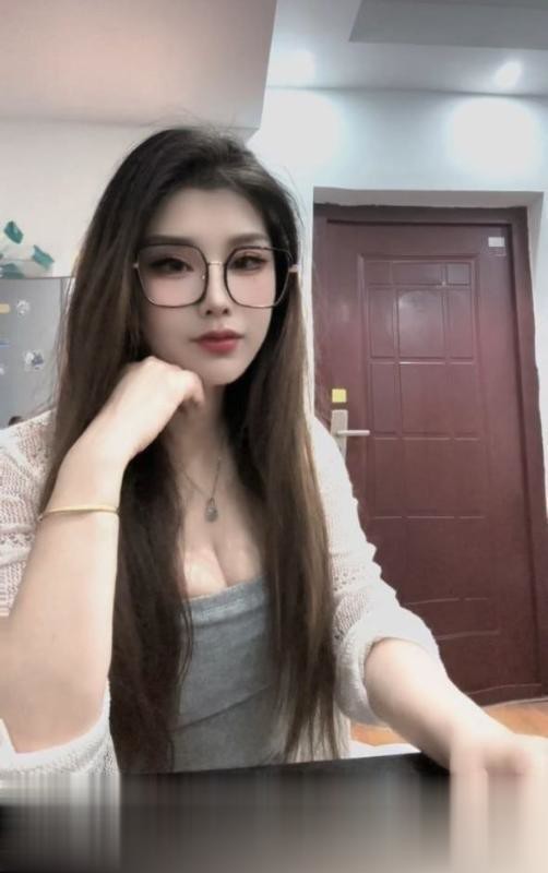 大胸风骚眼镜御姐