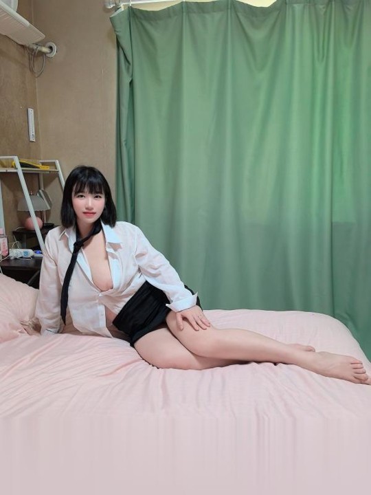 短发气质大胸少妇