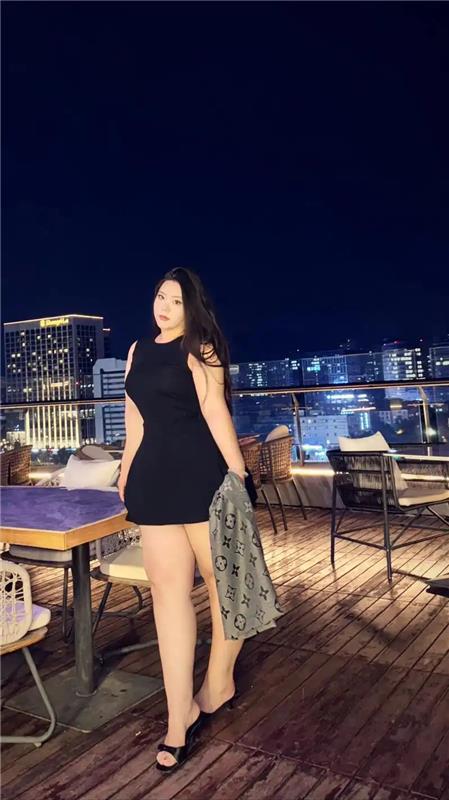大腿粗的bbw类型少妇 丝袜很惊艳