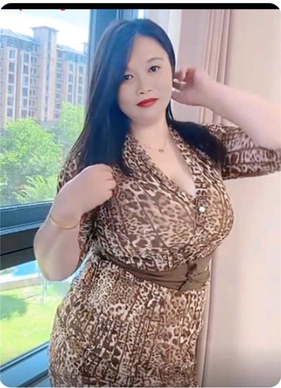 肥胖巨乳骚妇